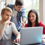 Étudiants consultant une offre de stage sur ordinateur