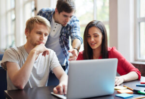 Étudiants consultant une offre de stage sur ordinateur